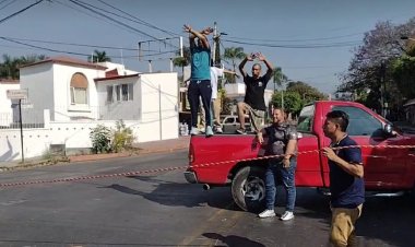 Bloquean vecinos de Guacamayas avenida Morelos, en Cuernavaca