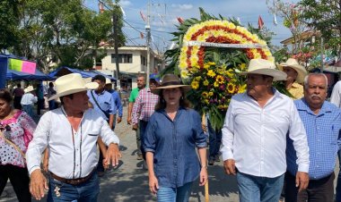 Margarita González rindió honores  a Zapata en aniversario luctuoso