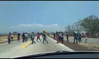 Acusan a normalistas por  caos y riesgo en autopista