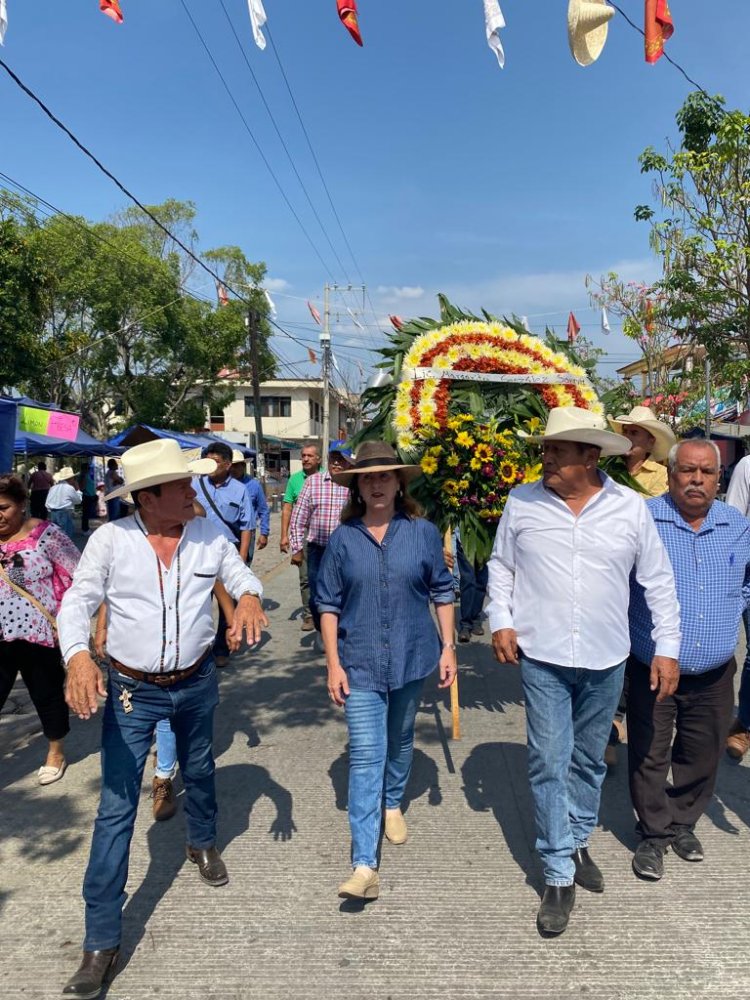 Margarita González rindió honores  a Zapata en aniversario luctuoso