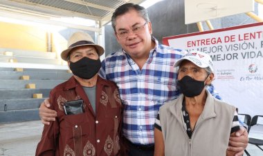 Entregó Rafael Reyes 100 pares de lentes a mayores de 40 años