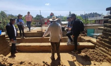 En Hueyapan, reconstrucción tras sismo se hace con barro