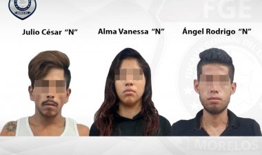 Dama y dos hombres, detenidos con presuntas droga y armas en Coatlán