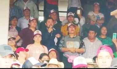 En medio de clima tenso, regresó el alcalde de Tetela