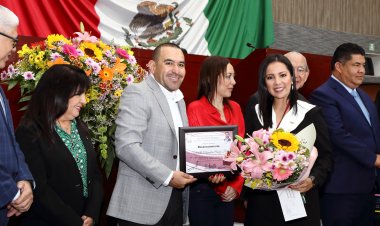 Recibe académica de UAEM la presea al Mérito Docente