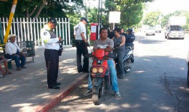 Insisten en manejo cuidadoso y uso de casco a motociclistas