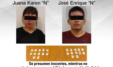 Pareja de jóvenes escapaba de polis; atrapada, le hallaron supuesta droga