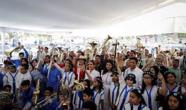 Confirma gobierno que vienen cuatro mdp para bandas de niños y jóvenes