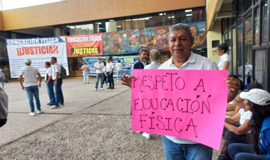 Protestan maestros de educación  física en las instalaciones del IEBEM