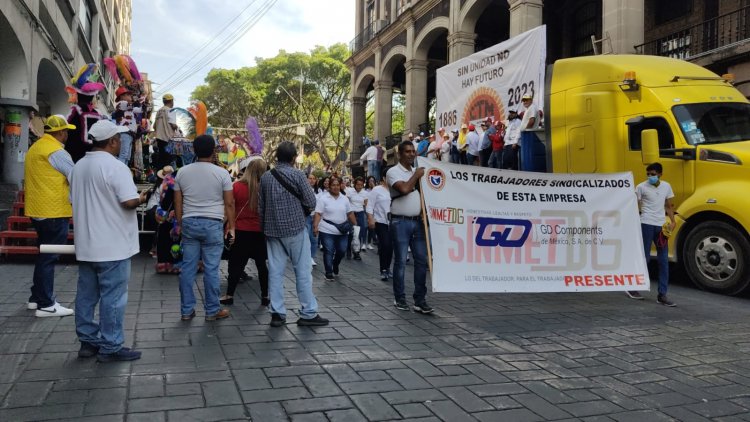 Por la inseguridad y la falta de seguridad social, marchan trabajadores en Cuernavaca