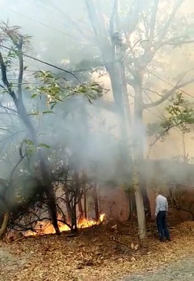 Llamas de incendio en Bosques de Cuernavaca se acercan a vecinos