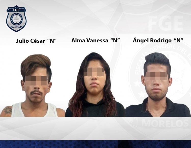 Dama y dos hombres, detenidos con presuntas droga y armas en Coatlán