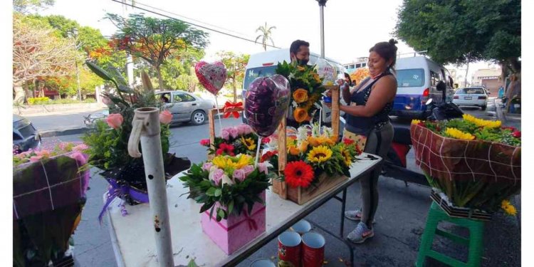 Por el Día de las Madres, comerciantes aumentan precios de flores y regalos