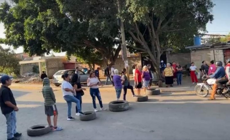 Vecinos de la colonia Oriente cierran vialidades en Cuernavaca