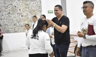 Entregó Juan Ángel Flores premios a  escuelas de la Olimpiada Interescolar