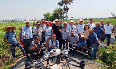 Introduce alcalde de Jojutla el uso de drones agrícolas en el campo