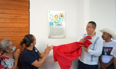 El alcalde de Jojutla, Juan Ángel Flores, devela placa conmemorativa en paseo de la fama