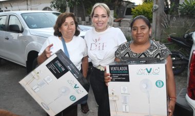 La presidenta del SMDIF en Cuautla, Araceli García entregó ventiladores