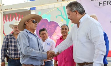 Entregó edil de Jiutepec, Rafael  Reyes, fertilizante a productores