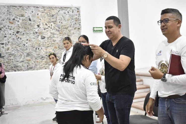 Entregó Juan Ángel Flores premios a  escuelas de la Olimpiada Interescolar