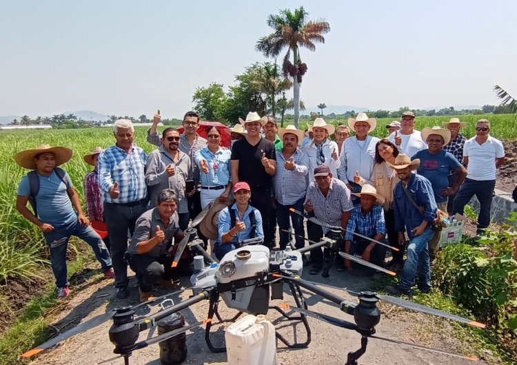 Introduce alcalde de Jojutla el uso de drones agrícolas en el campo