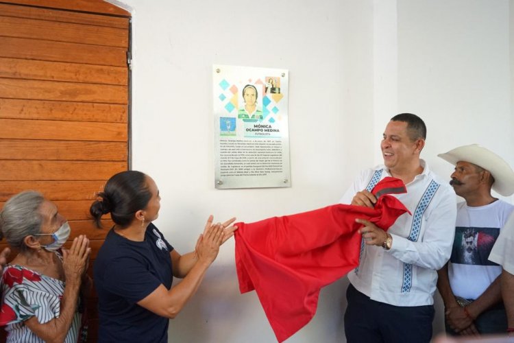 El alcalde de Jojutla, Juan Ángel Flores, devela placa conmemorativa en paseo de la fama