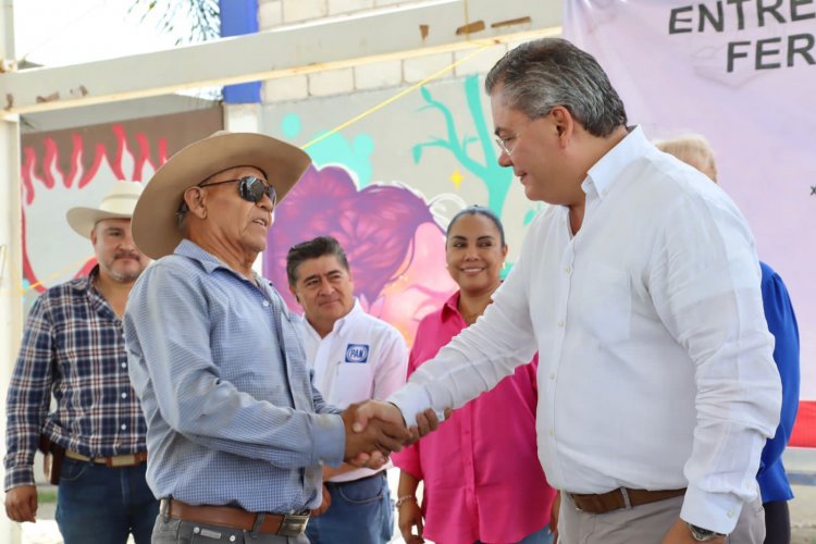 Entregó edil de Jiutepec, Rafael  Reyes, fertilizante a productores