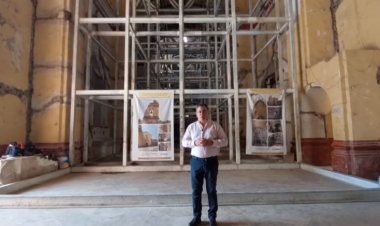 Informa Rafael Reyes sobre restauración del templo de Santiago Apóstol
