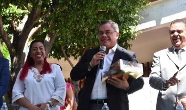 Confirma Rafael Reyes compromiso con estudiantes al apadrinar a cientos