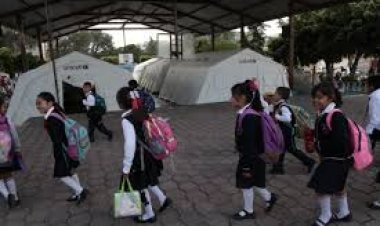 Decenas de estudiantes de primaria en Cuautla siguen en clases en carpas