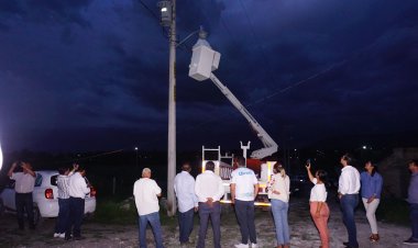 Juan Ángel Flores entregó obra de electrificación en Tlatenchi
