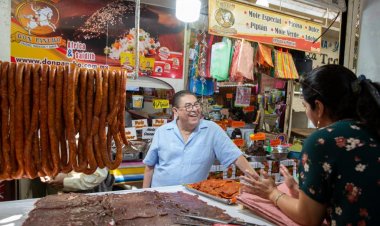 Víctor Mercado recorrió los pasillos del mercado Centenario de Yautepec