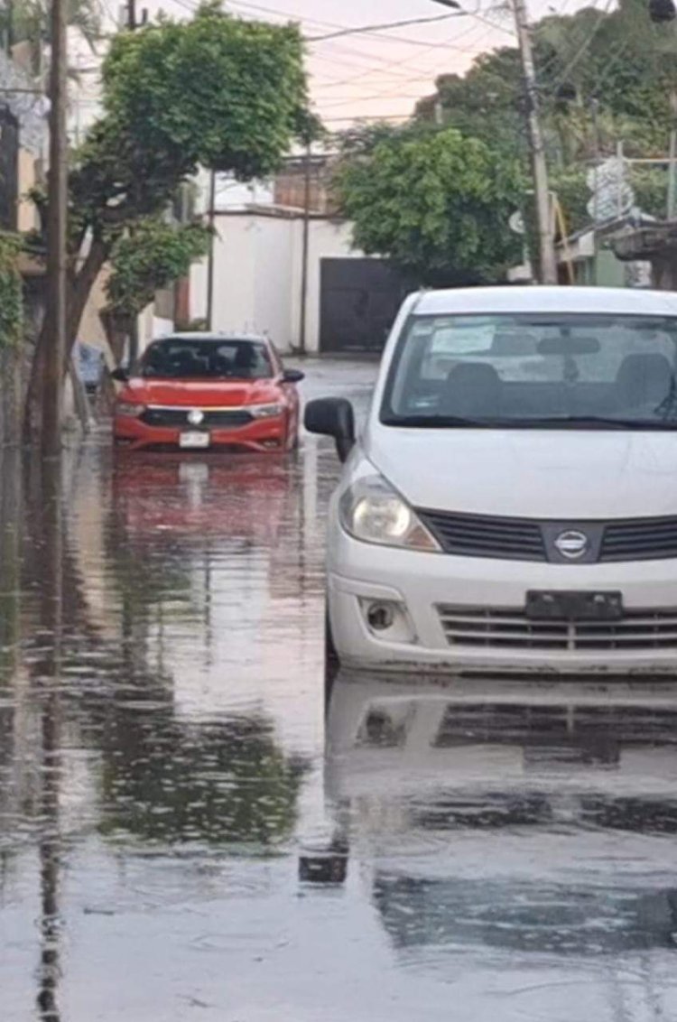Encharcamientos, coches varados y caos vehicular por lluvia y granizo