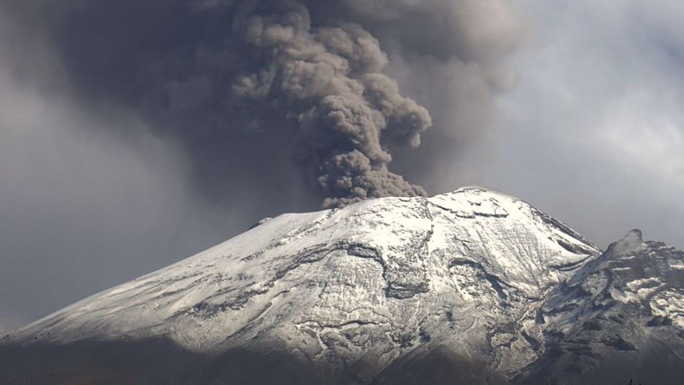 Caída de ceniza del Popocatépetl afecta a habitantes de la R. Oriente