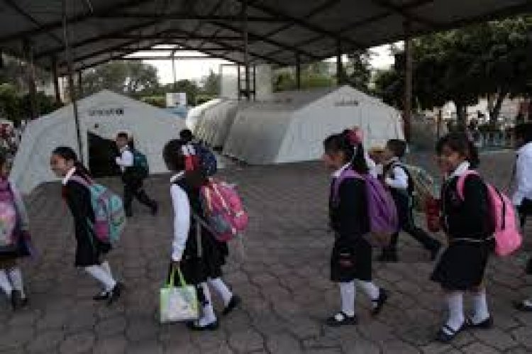 Decenas de estudiantes de primaria en Cuautla siguen en clases en carpas