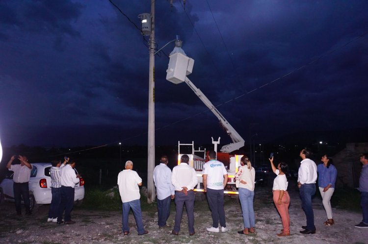 Juan Ángel Flores entregó obra de electrificación en Tlatenchi
