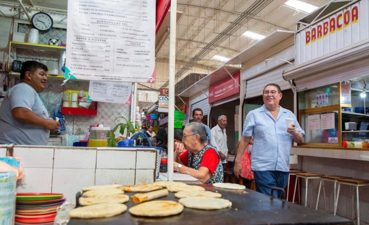 Víctor Mercado recorrió los pasillos del mercado Centenario de Yautepec