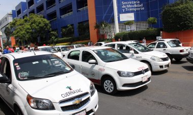 Protestan taxistas por el gafete certificado
