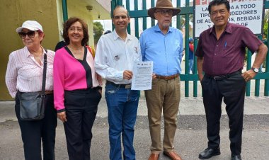 Padres de familia de la entidad pretenden detener libros de texto