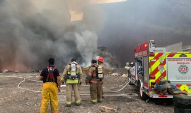 Un fuerte incendio hoy en mina de Tezontle, en Tezoyuca