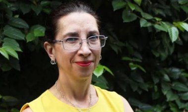 Pide investigadora a padres de familia revisar libros de texto