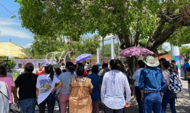 Alumnos de bachillerato de Ayala están teniendo clases a la intemperie
