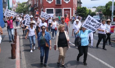 Puñado de inconformes marchó en  Cuernavaca contra libros de texto