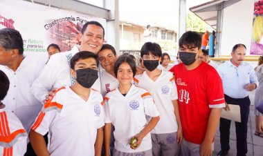 En el retorno a clases, Juan Ángel Flores repartió comida caliente y reiteró compromiso educativo