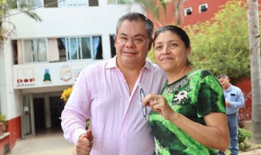 Entregó Rafael Reyes tres centenas de pares de lentes