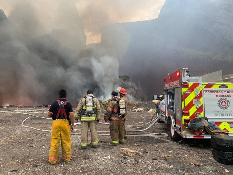 Un fuerte incendio hoy en mina de Tezontle, en Tezoyuca