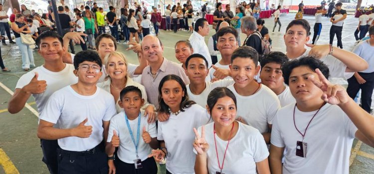 Rodrigo Arredondo y Araceli García reconocen a niños