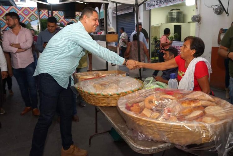Reafirma Juan Ángel Flores compromiso con la economía local
