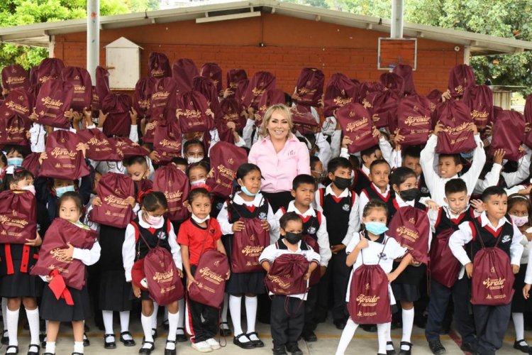 Araceli García beneficia a cientos de alumnos