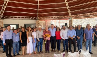 Rafael Reyes entregó apoyos a viveristas